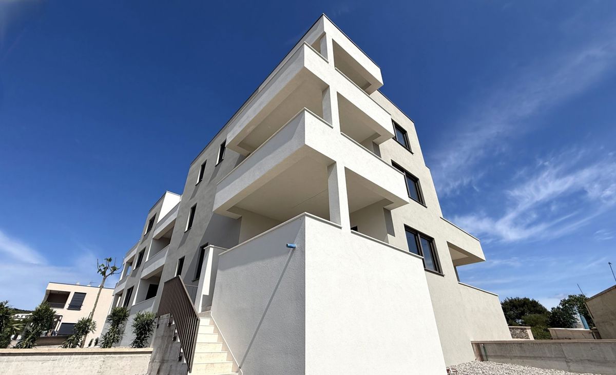 VODICE, novogradnja, 1. nadstropje, pogled na morje, 3 sobe, dvigalo, parkirišče, shramba