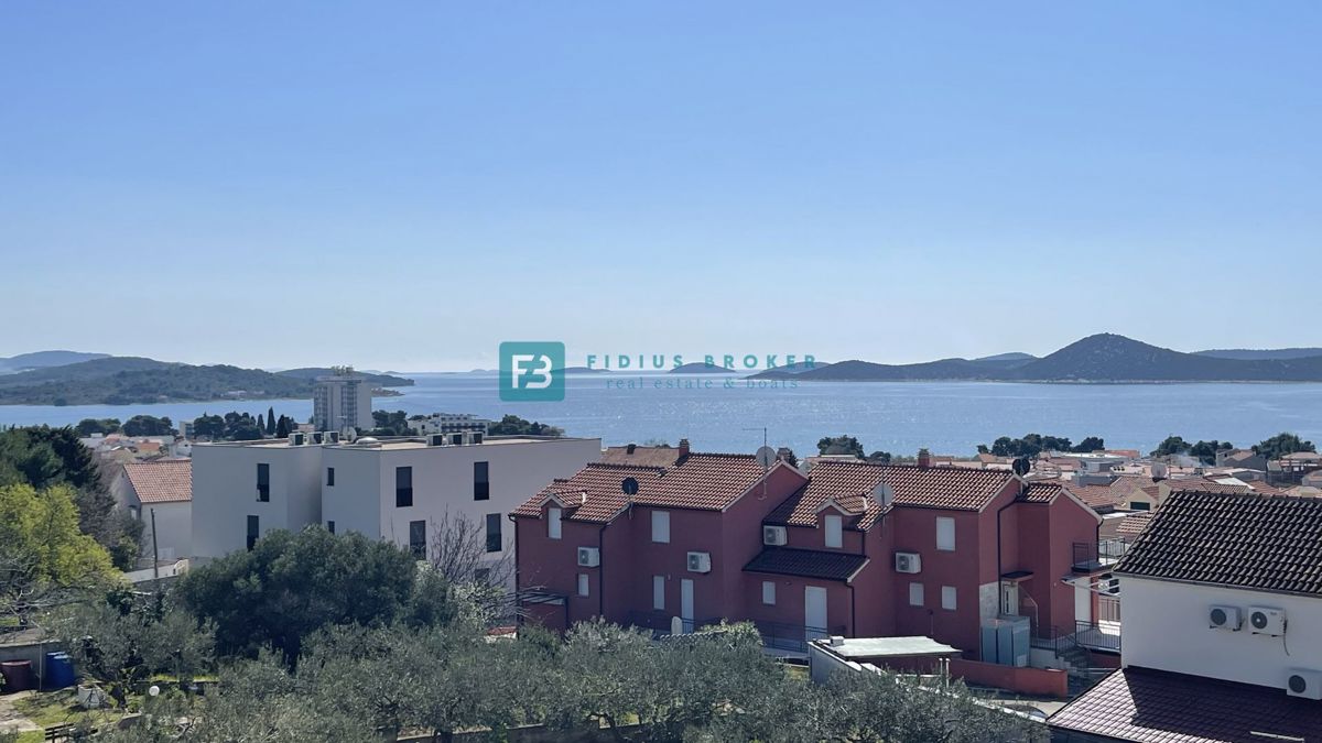 VODICE, novogradnja, 1. nadstropje, pogled na morje, 3 sobe, dvigalo, parkirišče, shramba