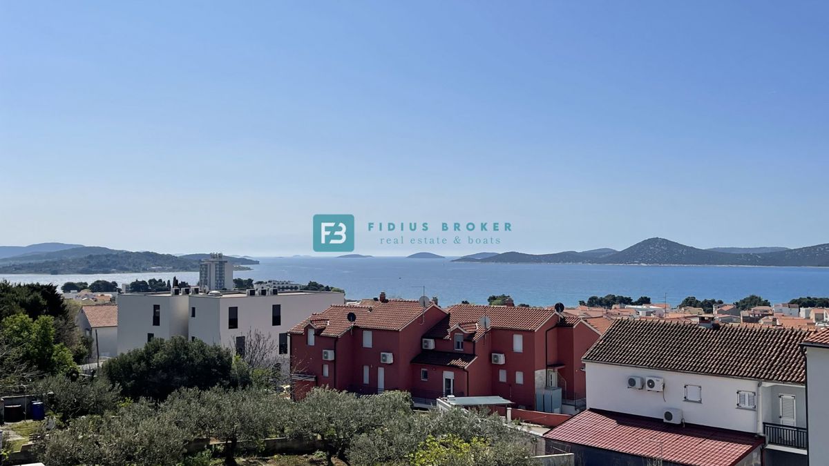 VODICE, novogradnja, 1. nadstropje, pogled na morje, 3 sobe, dvigalo, parkirišče, shramba