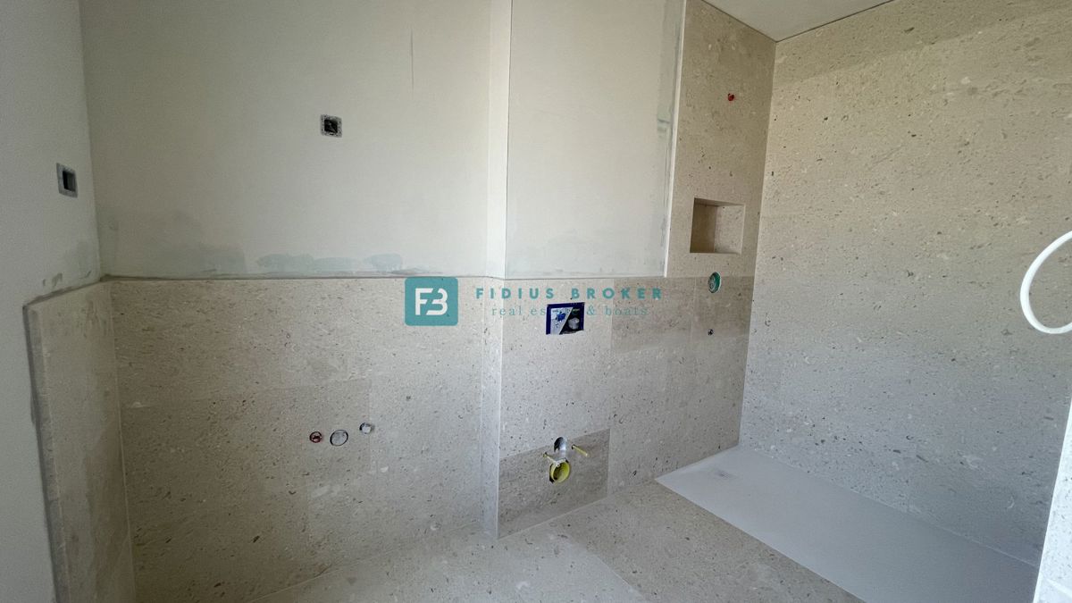 VODICE, novogradnja, 1. nadstropje, pogled na morje, 3 sobe, dvigalo, parkirišče, shramba