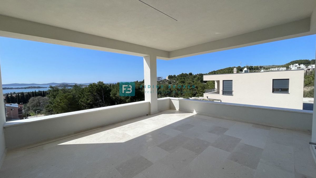 VODICE, novogradnja, 1. nadstropje, pogled na morje, 3 sobe, dvigalo, parkirišče, shramba