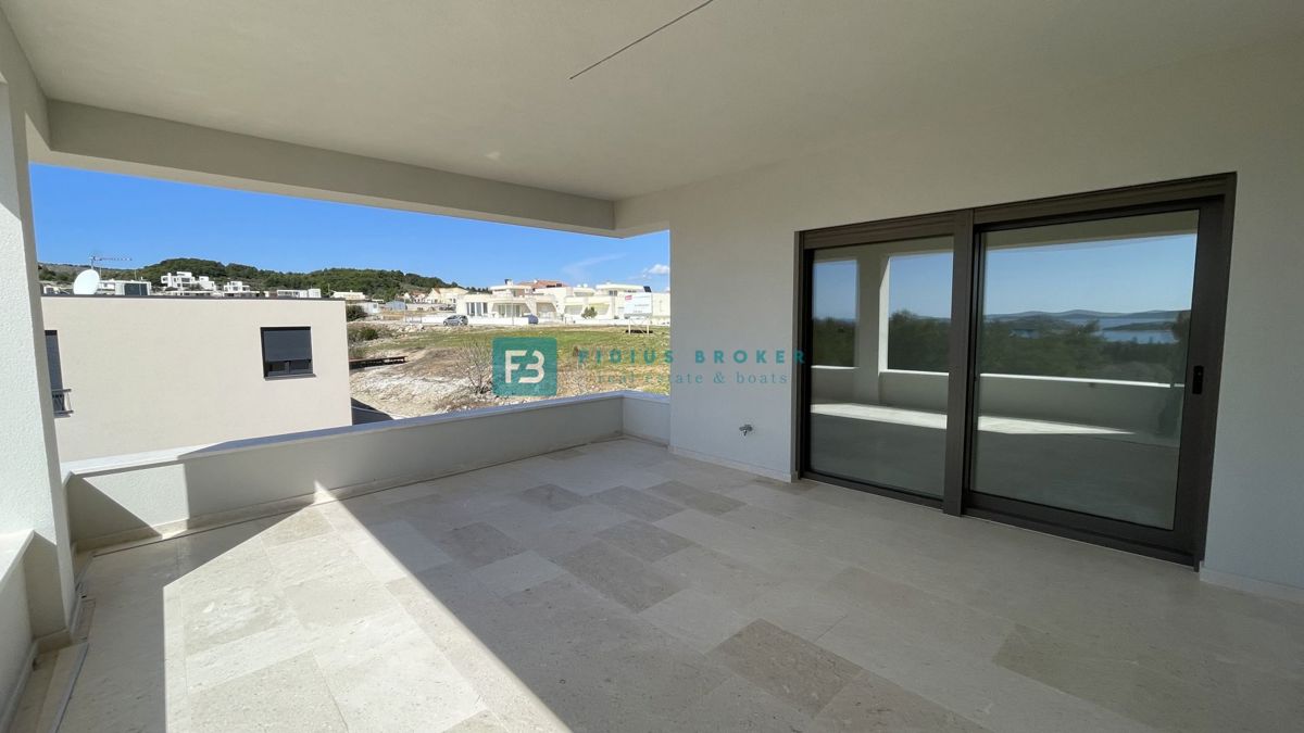 VODICE, novogradnja, 1. nadstropje, pogled na morje, 3 sobe, dvigalo, parkirišče, shramba