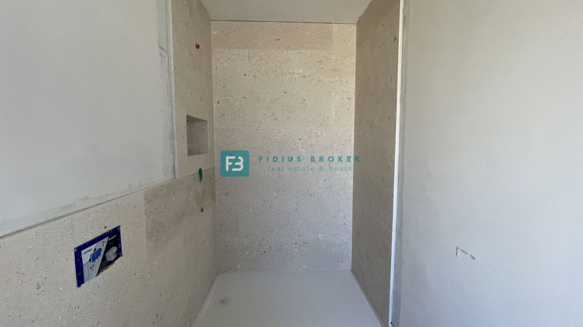 VODICE, novogradnja, 1. nadstropje, pogled na morje, 3 sobe, dvigalo, parkirišče, shramba