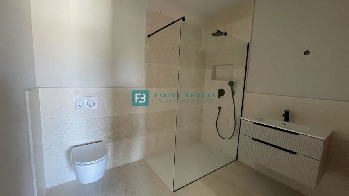 VODICE, novogradnja, 1. nadstropje, pogled na morje, 3 sobe, dvigalo, parkirišče, shramba