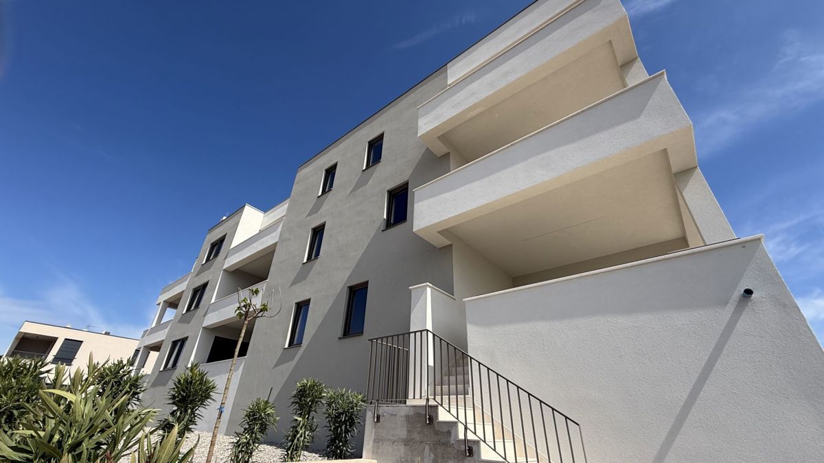 VODICE, novogradnja, 1. nadstropje, pogled na morje, 3 sobe, dvigalo, parkirišče, shramba