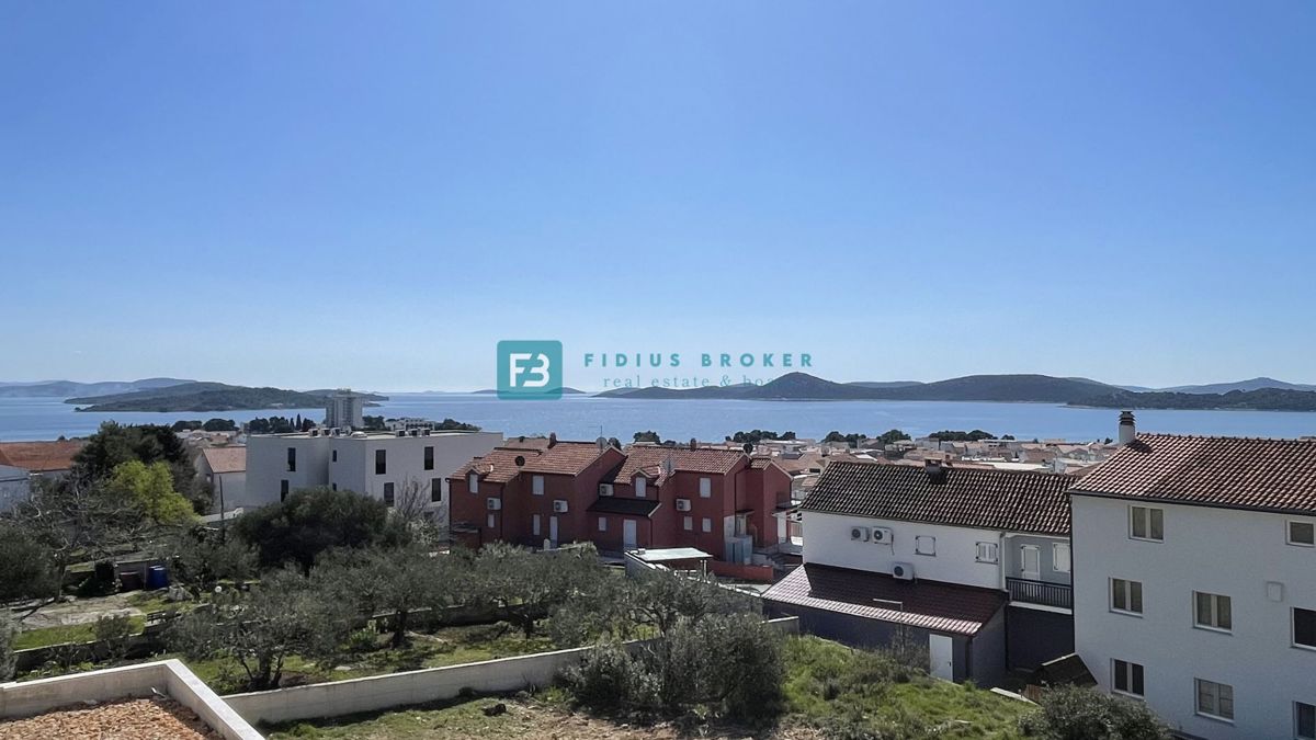 VODICE, novogradnja, 1. nadstropje, pogled na morje, 3 sobe, dvigalo, parkirišče, shramba