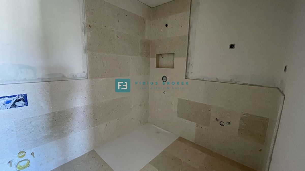 VODICE, novogradnja, 1. nadstropje, pogled na morje, 3 sobe, dvigalo, parkirišče, shramba