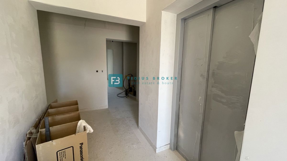 VODICE, novogradnja, 1. nadstropje, pogled na morje, 3 sobe, dvigalo, parkirišče, shramba