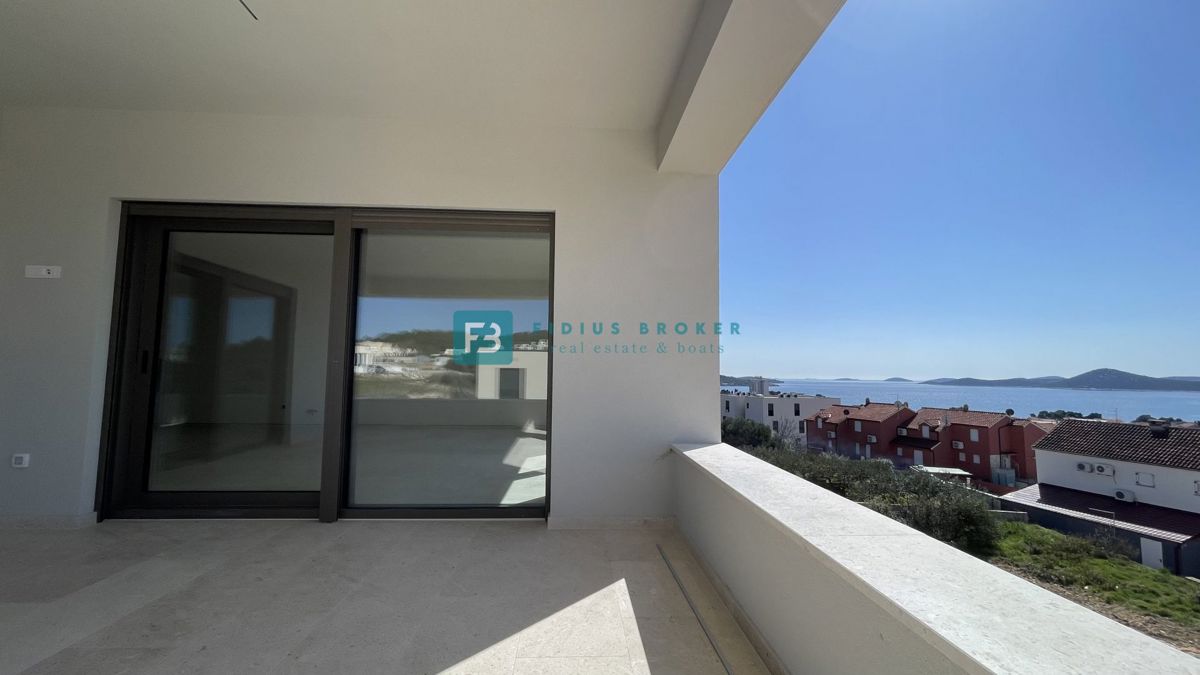 VODICE, novogradnja, 1. nadstropje, pogled na morje, 3 sobe, dvigalo, parkirišče, shramba