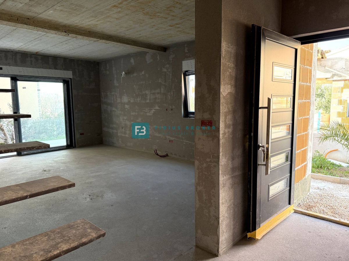 VODICE, novogradnja, dvojček, 650 m od morja, vrt 120 m2, S1