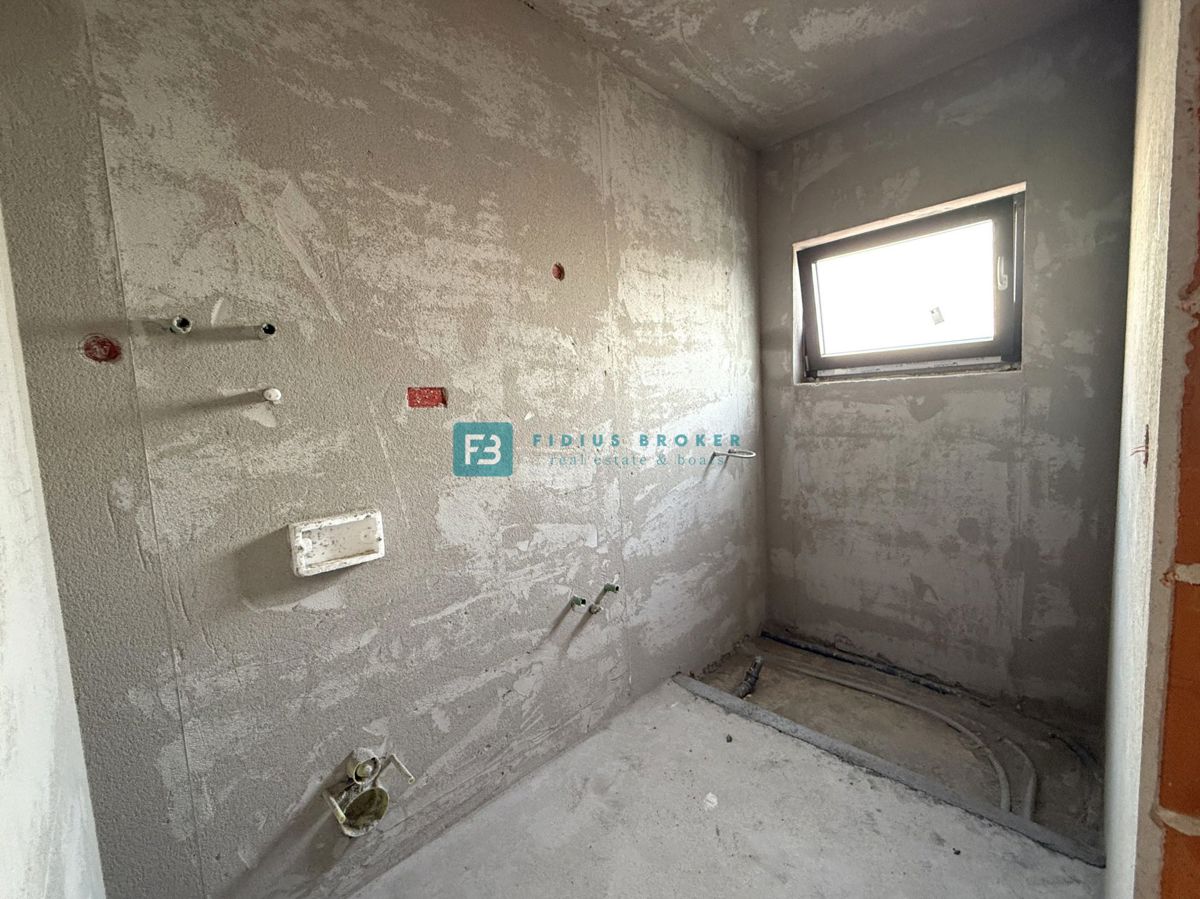 VODICE, novogradnja, dvojček, 650 m od morja, vrt 120 m2, S1