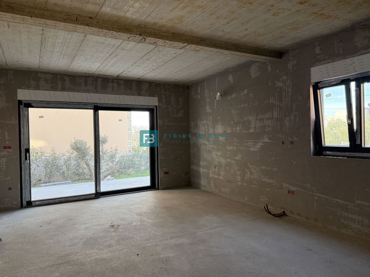 VODICE, novogradnja, dvojček, 650 m od morja, vrt 120 m2, S1