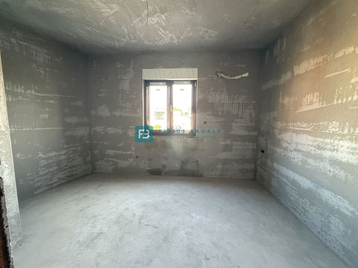 VODICE, novogradnja, dvojček, 650 m od morja, vrt 120 m2, S1