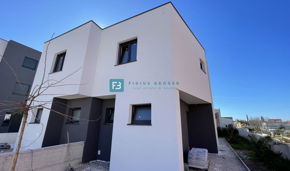 VODICE, novogradnja, dvojček, 650 m od morja, vrt 120 m2, S1