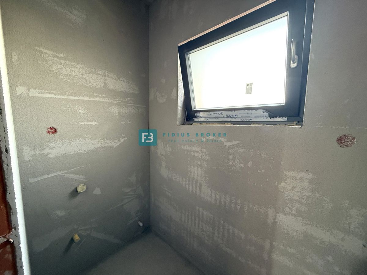 VODICE, novogradnja, dvojček, 650 m od morja, vrt 120 m2, S1