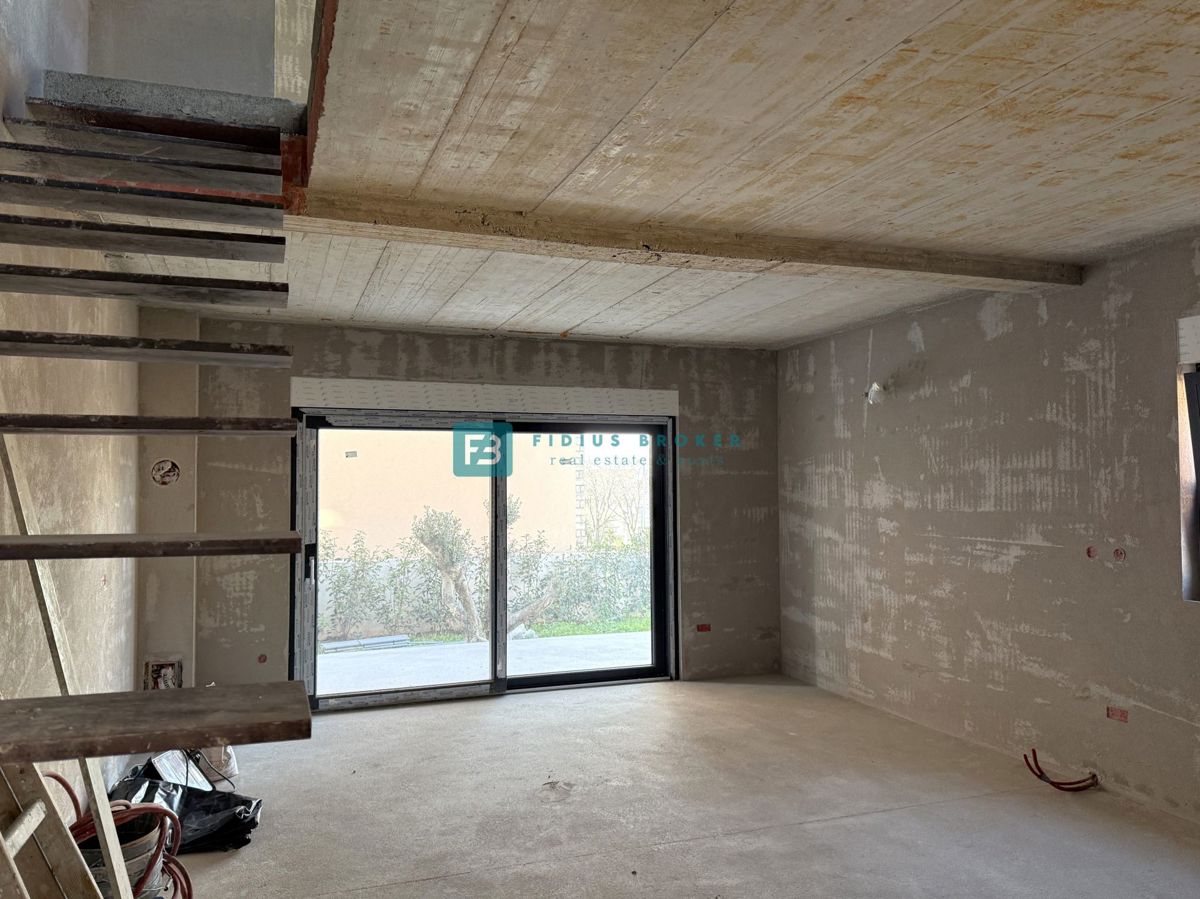 VODICE, novogradnja, dvojček, 650 m od morja, vrt 120 m2, S1