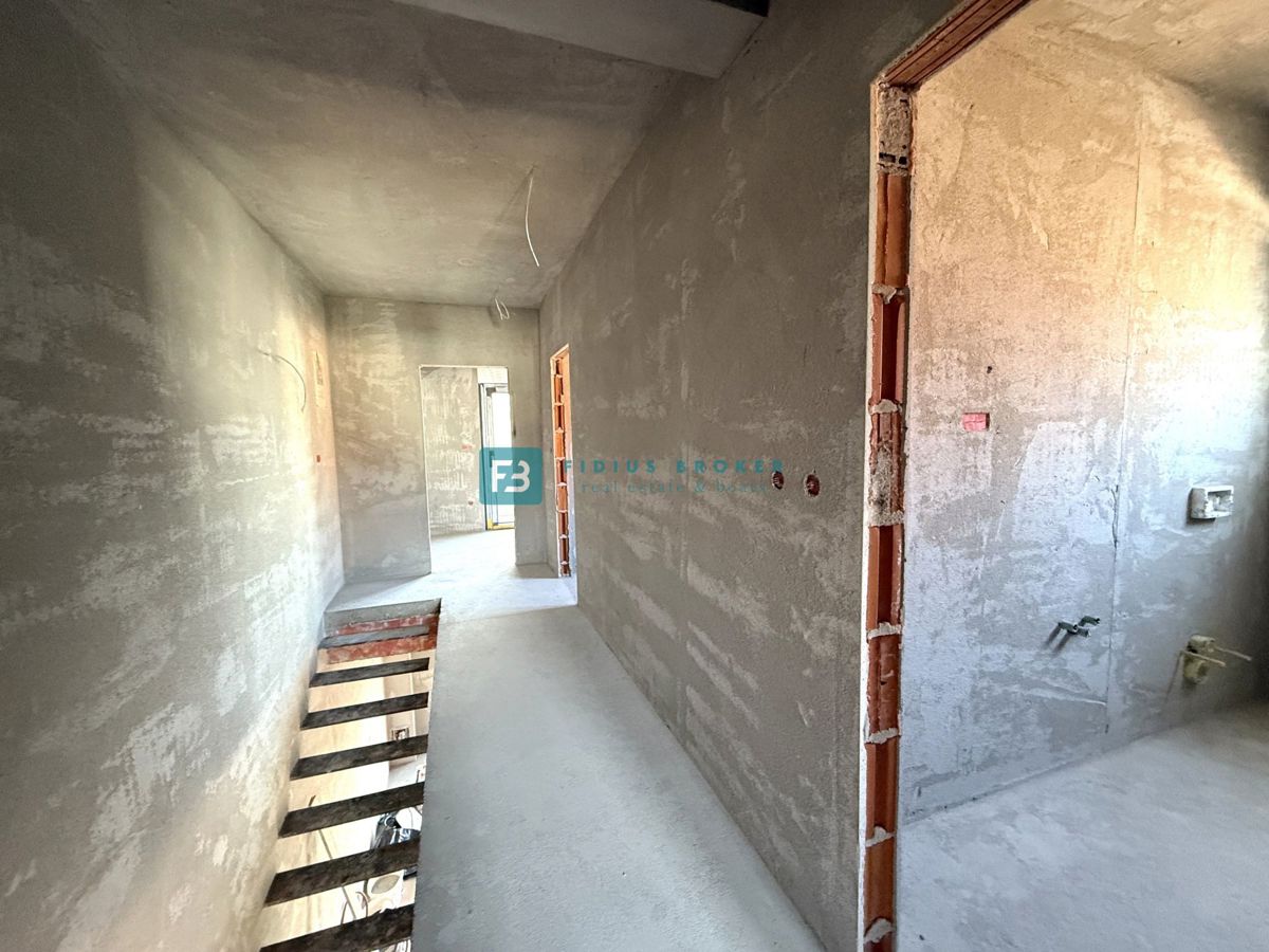 VODICE, novogradnja, dvojček, 650 m od morja, vrt 120 m2, S1