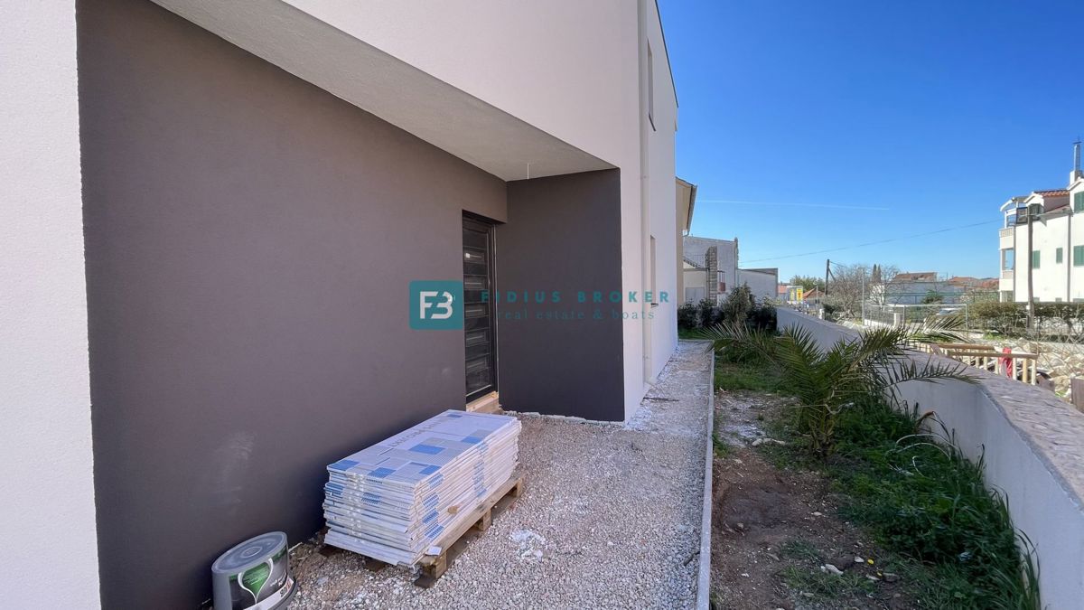 VODICE, novogradnja, dvojček, 650 m od morja, vrt 120 m2, S1