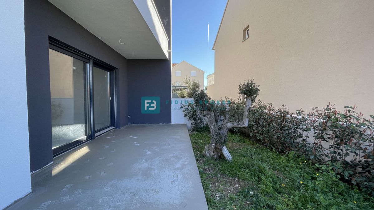 VODICE, novogradnja, dvojček, 650 m od morja, vrt 120 m2, S1