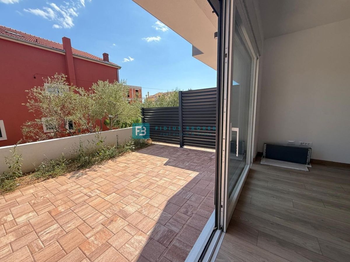 VODICE, neu, 200 m zum Strand, gerade fertiggestellt, 3 spalnice, 2 parkirni mesti