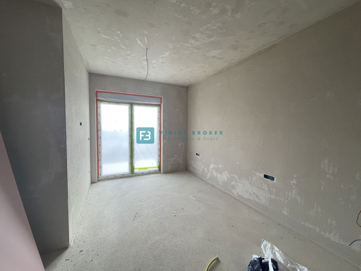 VODICE, novogradnja, 2. nadstropje, pogled na morje, 3 spalnice, 2 parkirni mesti