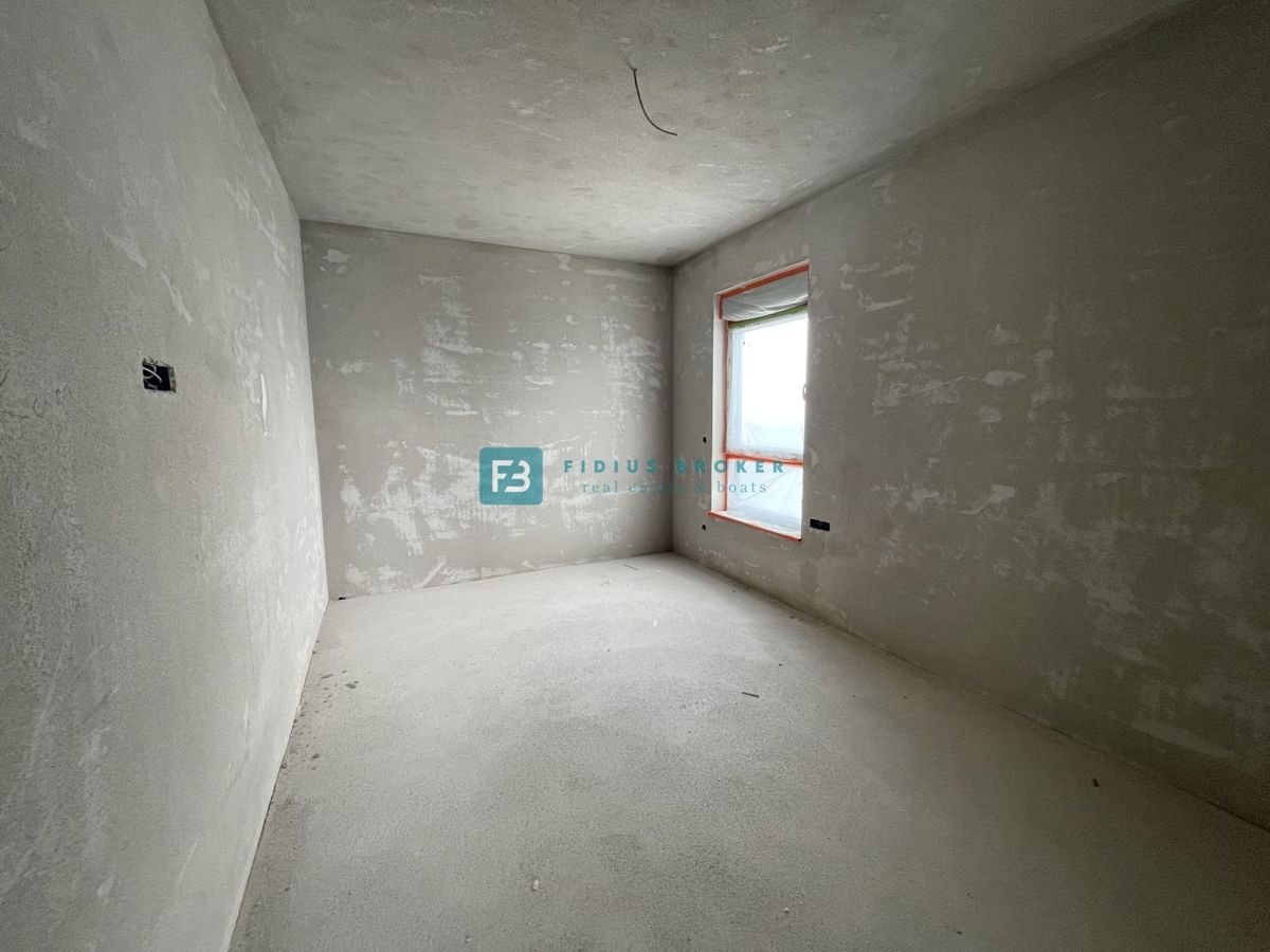 VODICE, novogradnja, 2. nadstropje, pogled na morje, 3 spalnice, 2 parkirni mesti