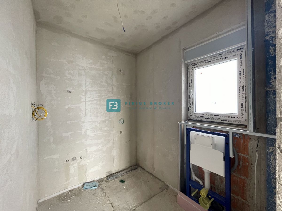 VODICE, novogradnja, 2. nadstropje, pogled na morje, 3 spalnice, 2 parkirni mesti