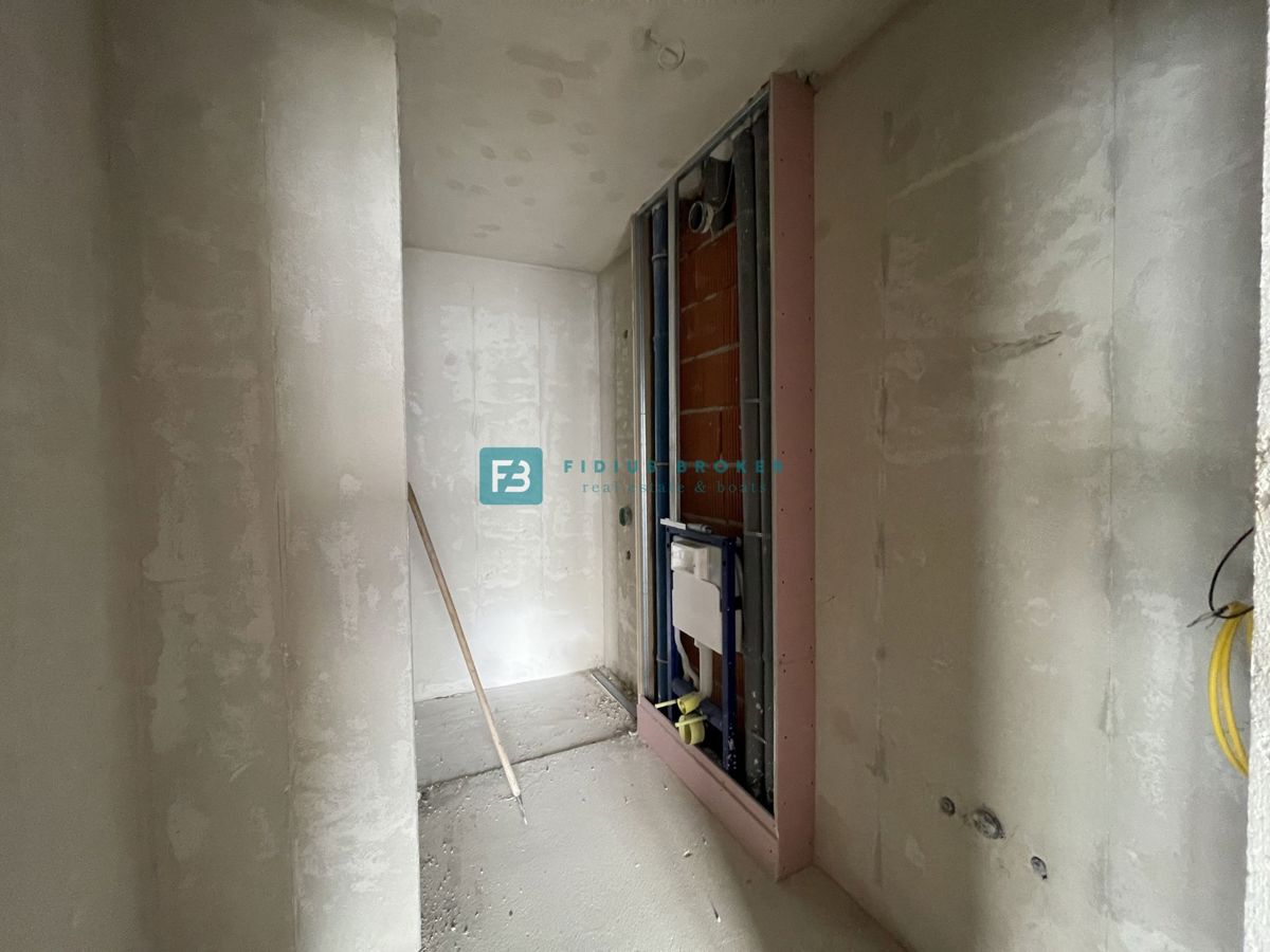 VODICE, novogradnja, 2. nadstropje, pogled na morje, 3 spalnice, 2 parkirni mesti