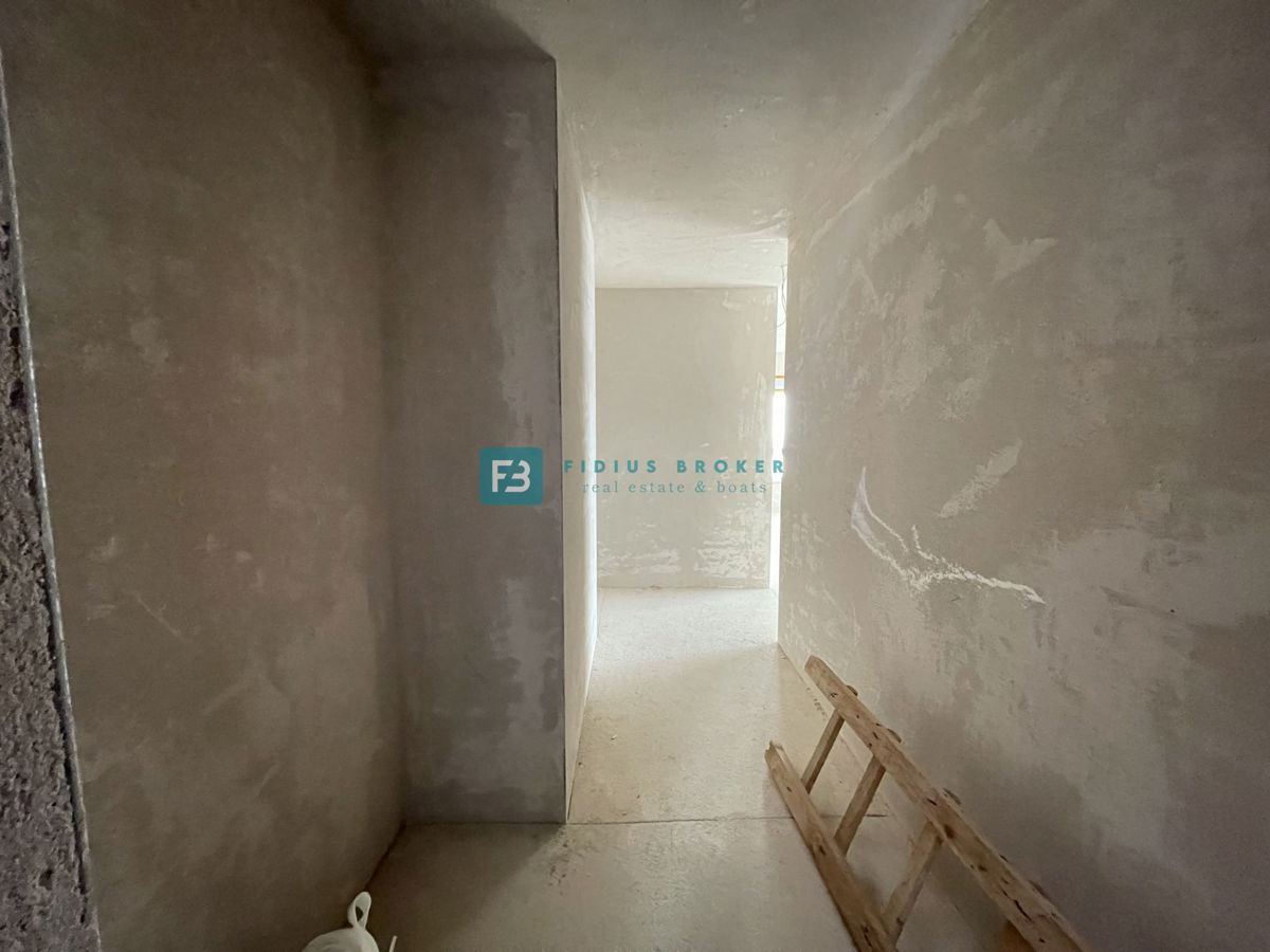 VODICE, novogradnja, 2. nadstropje, pogled na morje, 3 spalnice, 2 parkirni mesti