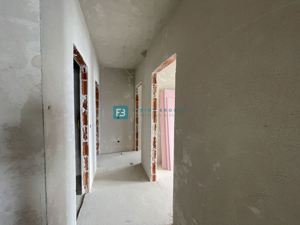 VODICE, novogradnja, 2. nadstropje, pogled na morje, 3 spalnice, 2 parkirni mesti