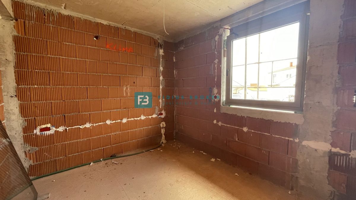 TRIBUNJ, novogradnja, 1. nadstropje, 650 m od plaže, pogled na morje, shramba