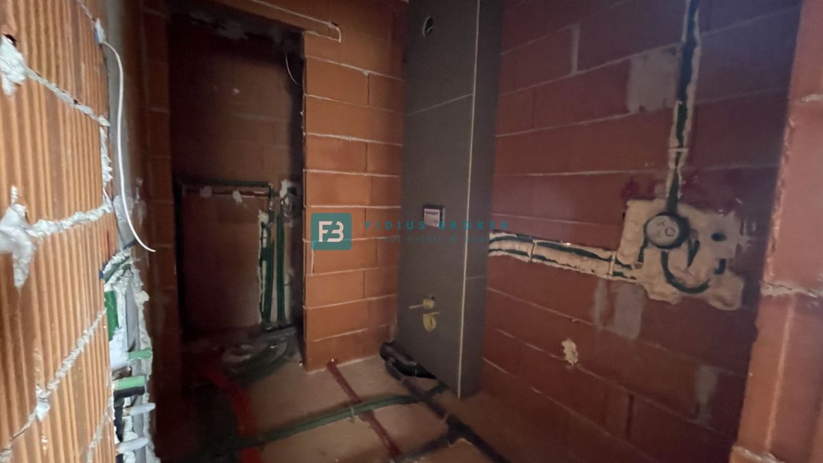 TRIBUNJ, novogradnja, 1. nadstropje, 650 m od plaže, pogled na morje, shramba