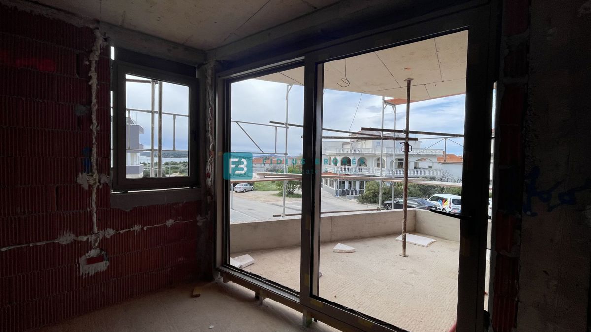 TRIBUNJ, novogradnja, 1. nadstropje, 650 m od plaže, pogled na morje, shramba