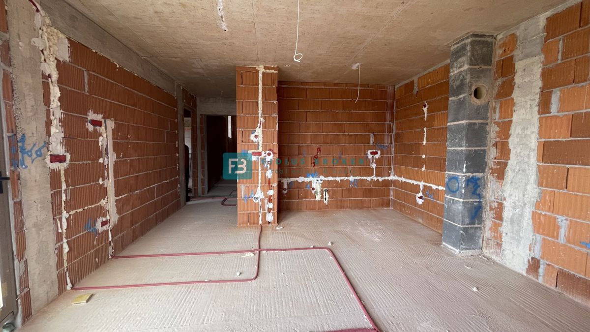 TRIBUNJ, novogradnja, 1. nadstropje, 650 m od plaže, pogled na morje, shramba