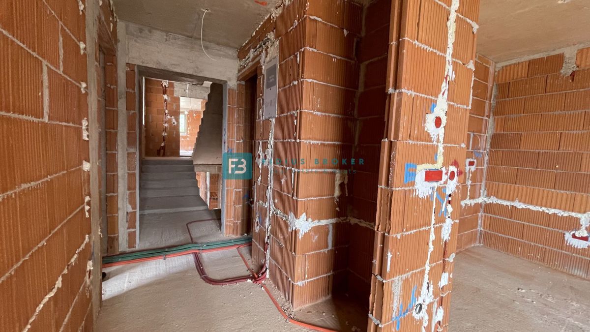 TRIBUNJ, novogradnja, 1. nadstropje, 650 m od plaže, pogled na morje, shramba