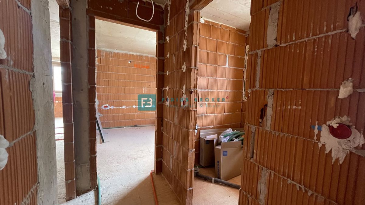 TRIBUNJ, novogradnja, 1. nadstropje, 650 m od plaže, pogled na morje, shramba