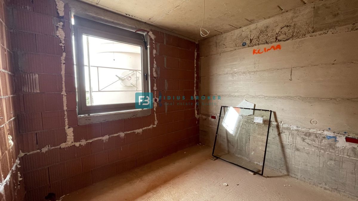 TRIBUNJ, novogradnja, 1. nadstropje, 650 m od plaže, pogled na morje, shramba