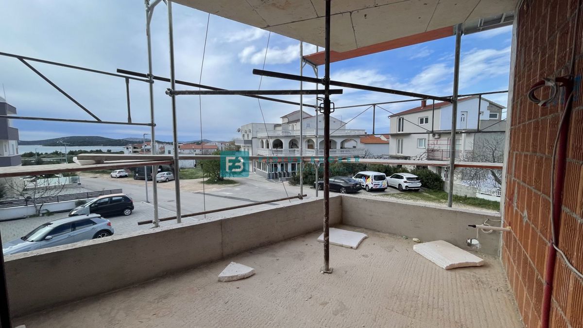 TRIBUNJ, novogradnja, 1. nadstropje, 650 m od plaže, pogled na morje, shramba