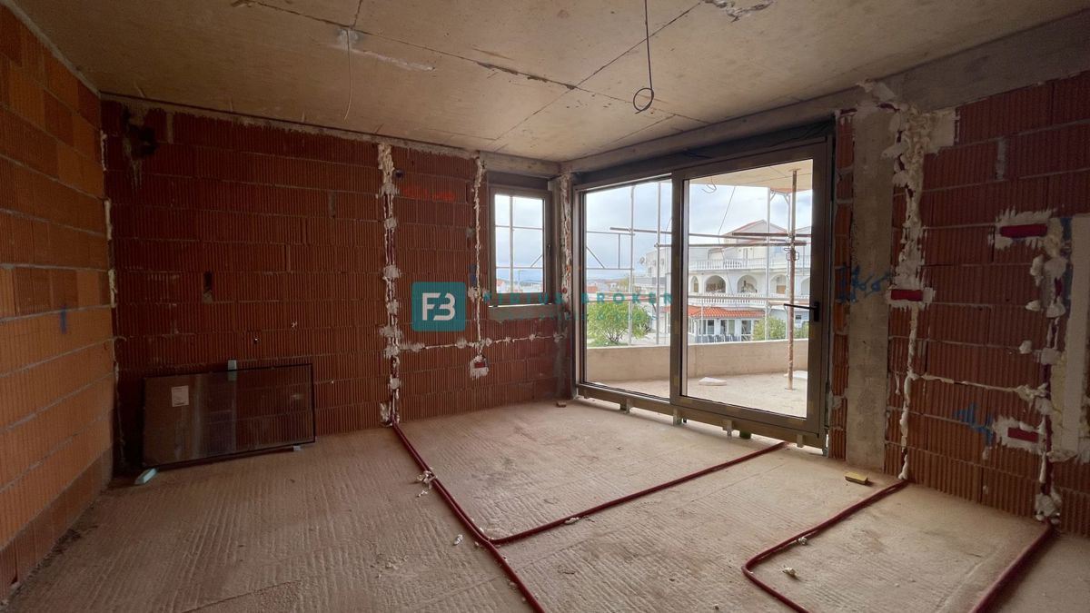 TRIBUNJ, novogradnja, 1. nadstropje, 650 m od plaže, pogled na morje, shramba