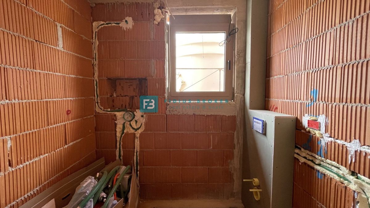 TRIBUNJ, novogradnja, 1. nadstropje, 650 m od plaže, pogled na morje, shramba