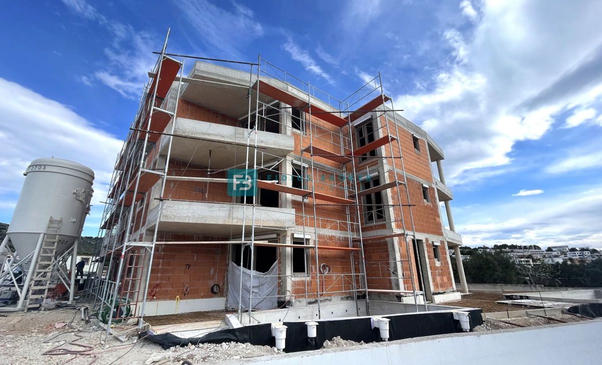 TRIBUNJ, novogradnja, 1. nadstropje, 650 m od plaže, pogled na morje, shramba