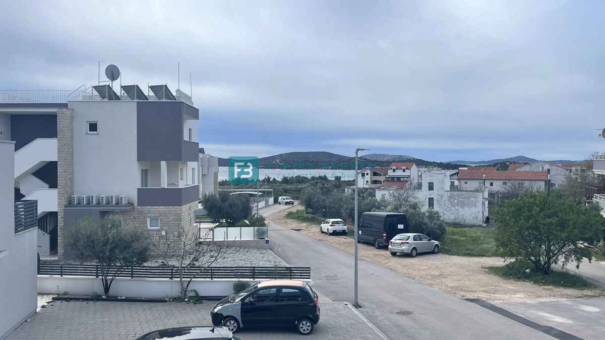 TRIBUNJ, novogradnja, 1. nadstropje, 650 m od plaže, pogled na morje, shramba