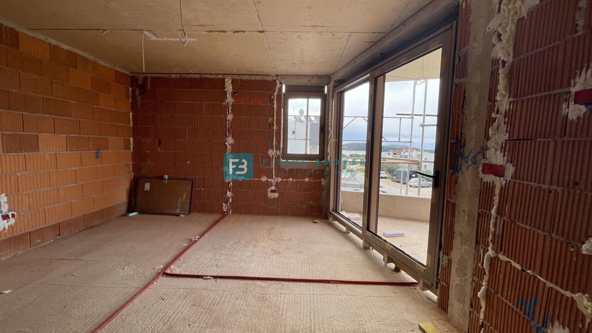 TRIBUNJ, novogradnja, 1. nadstropje, 650 m od plaže, pogled na morje, shramba