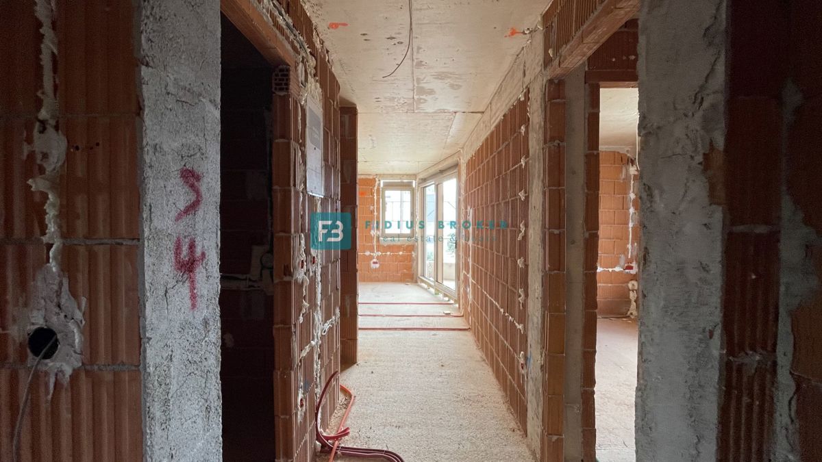 TRIBUNJ, novogradnja, 1. nadstropje, 650 m od plaže, pogled na morje, shramba