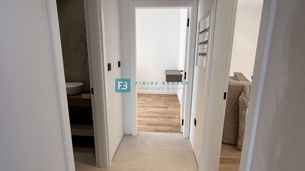 ŽABORIĆ, nova, luksuzno opremljena vila, panoramski razgled, 150 m od morja, bazen, garaža