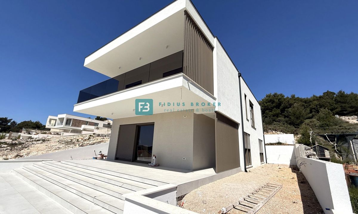 ŽABORIĆ, nova, luksuzno opremljena vila, panoramski razgled, 150 m od morja, bazen, garaža