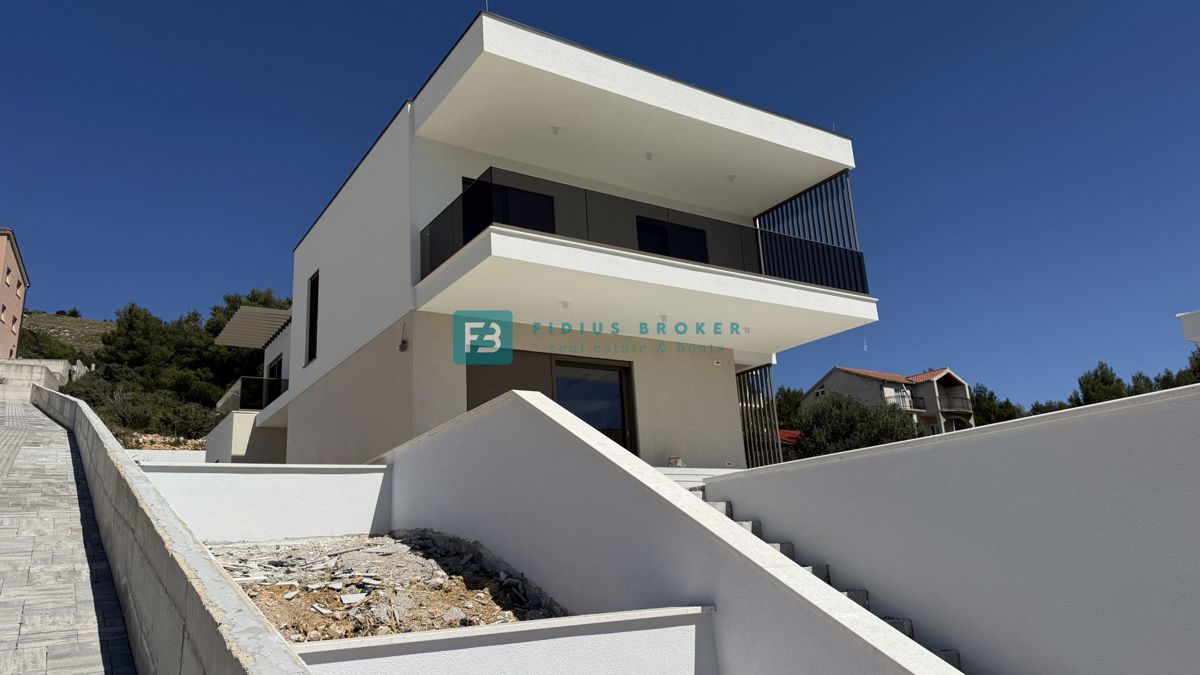 ŽABORIĆ, nova, luksuzno opremljena vila, panoramski razgled, 150 m od morja, bazen, garaža