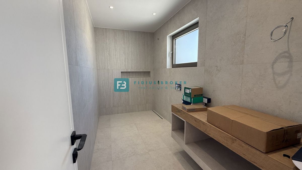 ŽABORIĆ, nova, luksuzno opremljena vila, panoramski razgled, 150 m od morja, bazen, garaža