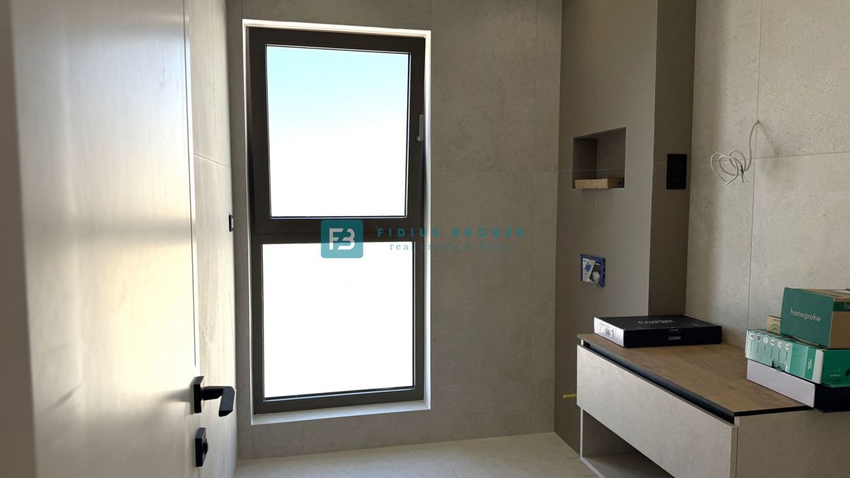 ŽABORIĆ, nova, luksuzno opremljena vila, panoramski razgled, 150 m od morja, bazen, garaža