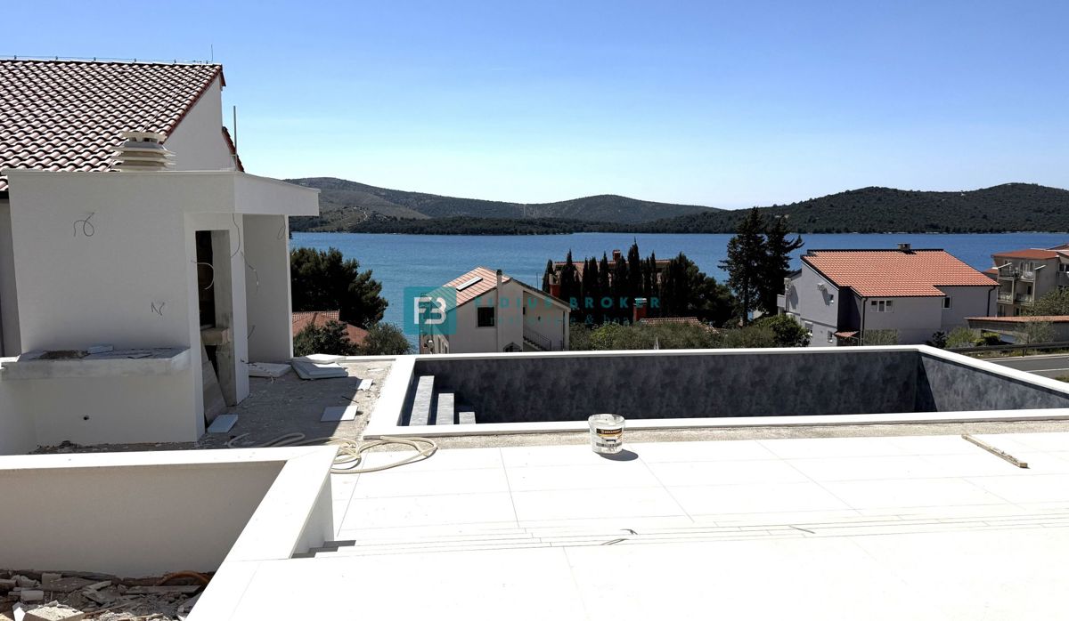 ŽABORIĆ, nova, luksuzno opremljena vila, panoramski razgled, 150 m od morja, bazen, garaža